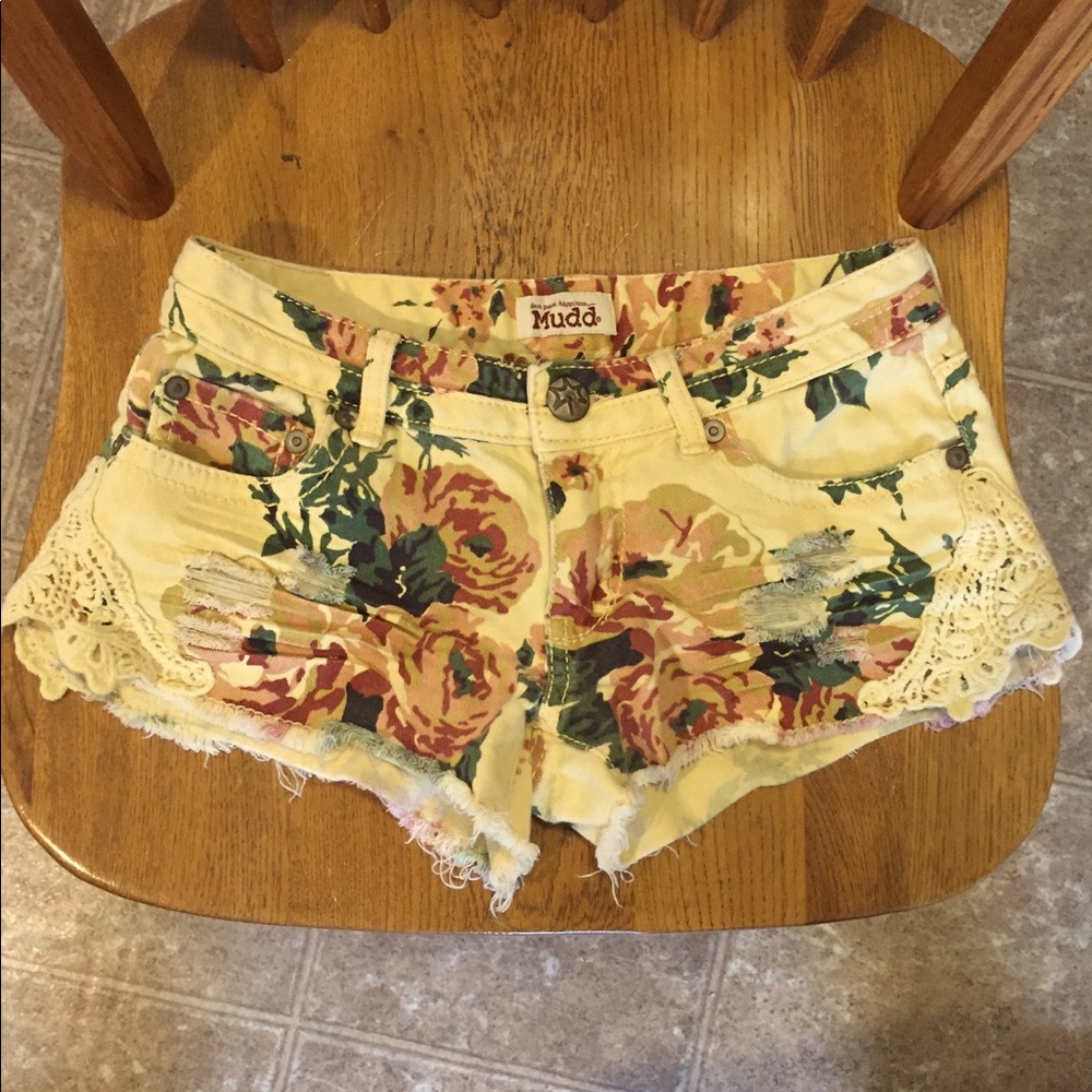 Mudd Floral Print Shorts w/Crotchet Lace Sides🌺